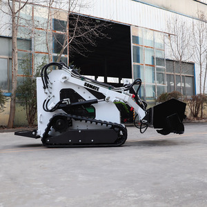 รถตักล้อยางขนาดเล็ก Soamte รุ่น Mini Skid Steer Loader เครื่องยนต์ดีเซล Kubota ได้รับการรับรองมาตรฐาน EPA น้ำหนัก 950 กก. รับประกัน 2 ปี ปั๊มไฮดรอลิก YUKEN กำลัง 15.7 กิโลวัตต์ - Product Image 2