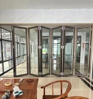 Porte pliante moderne en aluminium avec système de fermeture silencieuse pour éviter les bruits d'impact, idéale pour les cloisons intérieures de salon, d'entrée ou d'hôpital