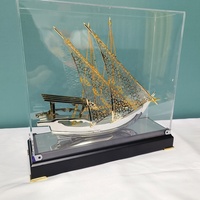 Modèle artisanal de bateau à voile en métal moulé de haute qualité, représentant un bateau arabe, avec base en bois – Cadeaux souvenirs pour récompenses sportives et commerciales