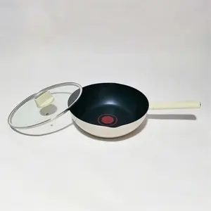 새로운 디자인 조리기구 내구성 세라믹 outercoating 아이보리 컬러 알루미늄 비 스틱 wok 30cm wok 팬 플랫 유리 뚜껑