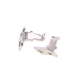 Broches en cuivre nickelé sur mesure de 1,5 mm d'épaisseur, avec embouts filetés supérieur et inférieur, et bornes de fixation pour supports. - Product Image 1
