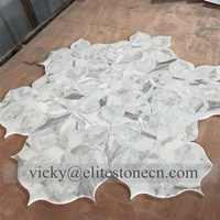 Mosaïque de marbre à motifs floraux découpés au jet d'eau pour crédence de cuisine et carrelage mural de salle de bain