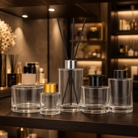 Ensemble de 5 flacons diffuseurs en verre transparent, cylindriques, vides et rechargeables pour huiles d'aromathérapie, avec bouchons en bois et en métal