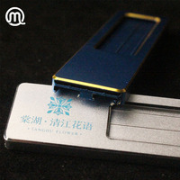 Porte-badge en métal de taille 70x20mm avec fenêtre en papier de nom à droite modifiable pour employé de bureau