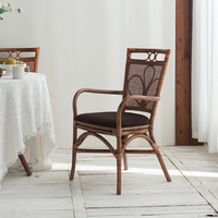 Chaise de salle à manger en rotin moderne avec dossier et structure en bois massif pour la restauration (vente en gros)