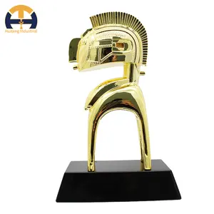 Premio del trofeo del casco in metallo personalizzato con placcatura in oro nero con base in lega di alta qualità