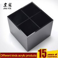 Étagère de rangement moderne en plastique noir à 4 compartiments avec finition brillante pour pinceaux de maquillage et cosmétiques