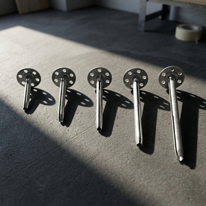 Anclajes de Aislamiento para Fachadas de Alta Resistencia, Fijación de Paneles de Aislamiento, Anclajes Térmicos, Clavos Metálicos para Aislamiento - Product Image 1