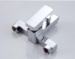 Vente en gros en usine de robinets de douche de <span class=keywords><strong>baignoire</strong></span> carrés en chrome au design classique moderne avec sortie d'eau chaude et froide - Product Image 2