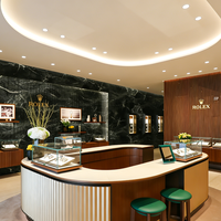 Armoire de présentation en verre luxueux avec cadre doré, éclairage LED, forme d'arc, dimensions personnalisables et résistante