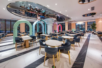 Ensemble de table et chaises de restaurant au design moderne, avec assise capitonnée et plateau rond en bois, pour projets de banquets d'hôtels de luxe classiques