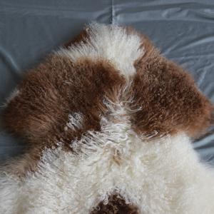 Haute qualité longue <span class=keywords><strong>laine</strong></span> douce <span class=keywords><strong>bouclée</strong></span> couleur naturelle marron blanc moelleux mongol fourrure d'agneau tapis pour <span class=keywords><strong>chaise</strong></span> lit salon - Product Image 3