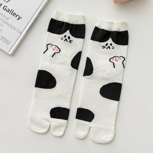 Vente en gros de <span class=keywords><strong>chaussettes</strong></span> en coton avec logo personnalisé de dessin animé japonais mignon <span class=keywords><strong>Chaussettes</strong></span> respirantes à deux <span class=keywords><strong>doigts</strong></span> absorbant la sueur pour femmes <span class=keywords><strong>Chaussettes</strong></span> à bout rond - Product Image 3