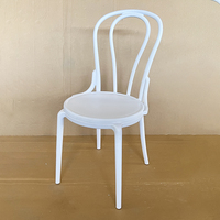 Chaise de salle à manger en plastique empilable pour l'extérieur, dossier creux, respirante, rangement facile, style moderne et simple