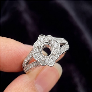 แหวนทองคำขาว 18K ลายดอกไม้ ประดับเพชรธรรมชาติทรงกลม ดีไซน์วงแหวนแบบ Scalloped พร้อมฐานแหวนแบบ Split Shank - Product Image 2