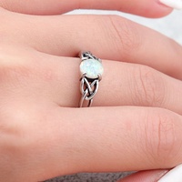 Bague élégante en opale de feu blanche ovale, prête à être expédiée, idéale pour les soirées