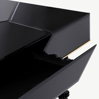 Bureau d'inspiration Manueline pour le télétravail avec plateau miroir laqué noir, zone de travail en cuir et détails en feuille d'or