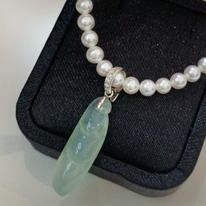 Pendentif en jadéite de Birmanie de qualité supérieure avec monture en or 18 carats et accents de diamants - HENG YUET Bijoux de luxe pour femmes, cadeau, vente en gros - Product Image 1