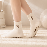 Chaussettes de Pilates personnalisées antidérapantes, faible MOQ, OEM ODM, logo brodé, chaussettes de yoga en coton pour femmes
