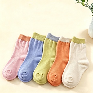 Chaussettes mi-mollet unisexes en coton à blocs de couleur, douces et élastiques, style assorti toutes saisons pour enfants et bébés de 3 à 8 ans - Product Image 1