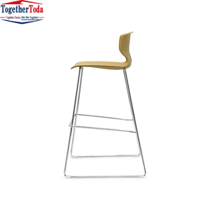 Tabourets de bar modernes, colorés, en plastique, durables, vibrants, peu encombrants et polyvalents pour cafés, bars et espaces domestiques - Product Image 3