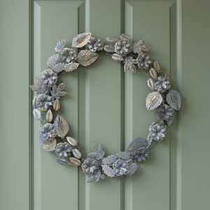 Couronne décorative en métal faite à la main, style classique, art mural floral non éclairé, confectionné avec des feuilles et des fleurs bleues et argentées - Product Image 3