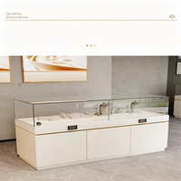 Vitrine à bijoux moderne de luxe avec verre trempé, construction métallique, éclairage LED, finition polie, taille et couleur personnalisables