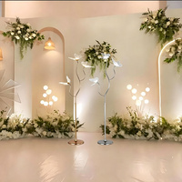 Lampe de sol LED de luxe à 3 têtes, dorée, avec poteau incurvé, motif papillon, pour allée de mariage, jardin et décoration de lieux de cérémonie