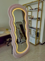 Miroir Mural LED Sur Mesure Moderne Pleine Hauteur en Velours avec Design Ondulé Asymétrique Irrégulier, Miroir LED Grand Format