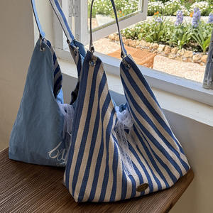 Bolso de lona a rayas para <span class=keywords><strong>mujer</strong></span>, nuevo estilo verano 2026, estampado de letras, bandolera de doble cara, bolso escolar para estudiantes - Product Image 2