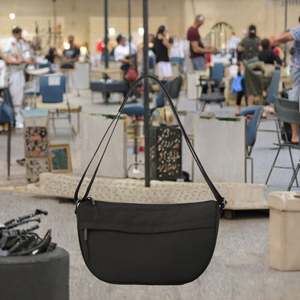 Mini bolso de moda mexicana para mujer, de piel sintética rosa con dije de oso. - Product Image 3