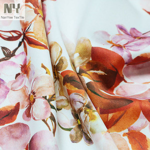 Nanyee Textile, spécialiste du tissu <span class=keywords><strong>satiné</strong></span> élastique en polyester à motifs de feuilles rouges par transfert thermique - Product Image 4