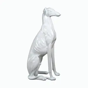 Luxus-Doberman-Statue Stehende Ornamente kreatives Harz lebensgröße Greyhound-Figur für Gartendekoration Handwerk Hundespäne