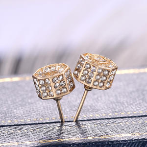 Boucles d'oreilles clous géométriques de luxe Ling, plaqué or 18 carats, serties de cristaux et strass, unisexe, pour usage quotidien - Product Image 5