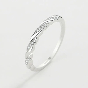 Anelli di coppia Mobius Strip, semplici e intrecciati con zirconi decorativi, regalo per innamorati per San Valentino - Product Image 1