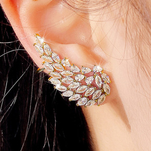 Orecchini a lobo con ali d'angelo per donna, eleganti accessori per l'uso quotidiano - Product Image 1