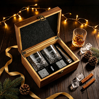 Set de regalo de piedras de granito para enfriar whisky con estante de madera y vasos, MOQ bajo