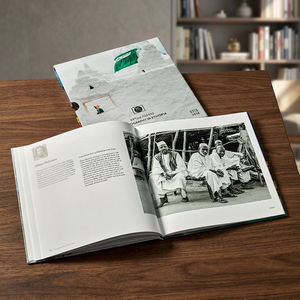 Livre sur la table basse - Product Image 2