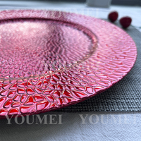 13 pouces vente en gros fête Banquet galets ronds mosaïque plastique gaufré rouge Table mariage chargeur assiettes pour dîner réception