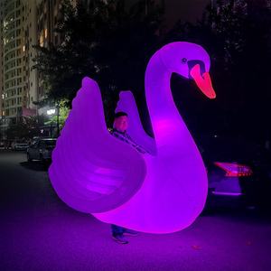 Costume gonflable de cygne pour défilé de Noël en Espagne avec lumières LED RGB et couleurs personnalisables - Product Image 6