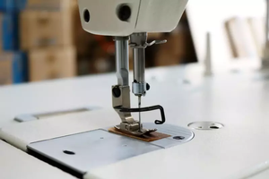 Máquina de Coser Industrial de Puntada Recta de Una Aguja DDL-8100e Usada - Product Image 4