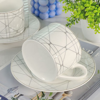 Ensemble d'assiettes à double tasse de luxe léger et minimaliste à motifs quadrillés Tasse à thé de l'après-midi Tasse à café en porcelaine osseuse