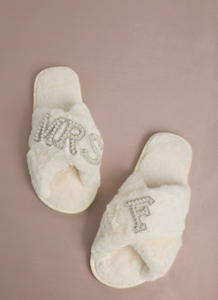 ¡Novedad de 2025! Zapatillas de felpa cruzadas con letras de perlas, bonitas zapatillas cálidas de felpa para mujer, Zapatillas de algodón para el hogar para interiores de invierno, estilo Ins - Product Image 5