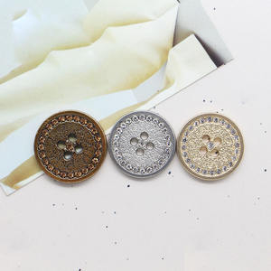 Venta al por mayor de botón de metal redondo de aleación de oro y plata con 4 agujeros y técnica de chapado de diamante para ropa de mujer - Product Image 3