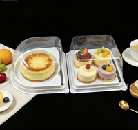 Boîte à gâteau en PET transparente ronde en gros avec fente pour couverts, cuillère en plastique intégrée, contenant jetable en plastique pour pâtisserie individuelle et pain