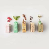 Marque distributeur personnalisée Latte Art Natural Essential Savon doux fait à la main par pression à froid Blanchissant Solide Caractéristique Fleurs séchées