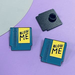 Pin de esmalte divertido personalizado Blow Me 80'S Retro letras recuerdo logotipo personalizado Pin de solapa de esmalte suave duro - Product Image 2