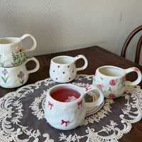 2025 Mug Kopi Keramik Desain Bunga Tidak Beraturan Lukisan Tangan Baru Penjualan Panas Keramik Buatan Tangan Kreatif