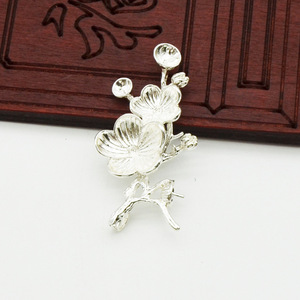 Pendentif en forme de branche de fleur de prunier en cuivre de style antique, 49x28mm, pour la fabrication de colliers, accessoires de bijoux plaqués or et argent - Product Image 3