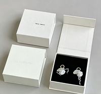 Boîtes à bijoux rigides à couvercle rabattable imprimées sur mesure, gaufrage/impression de logo personnalisé pour l'emballage de bijoux